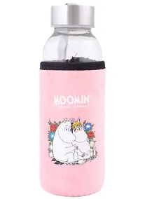 Купить Бутылка в чехле велюр MOOMIN Муми-тролль и Фрекен Снорк сидят в цветах (стекло) (300мл) — Фото №1