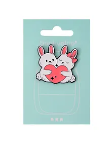 Купить Значок Кролики-обнимашки (металл) (12-5769-A40) — Фото №1