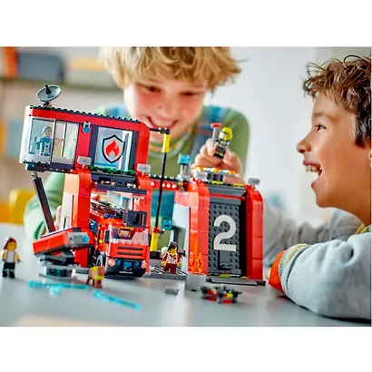 LEGO City: Пожарная станция с пожарной машиной, 843 детали (60414) - фото 4