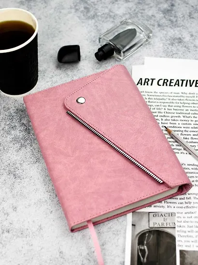 Ежедневник недат. А5 160л "Шеврет делавэ" розовый, кожзам, тв.переплет, блинтовое тиснение, декор.кнопка, декор.молния, магнит.клапан, петля для ручки, офсет, ляссе - фото 13