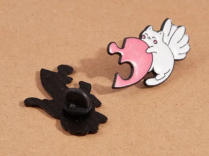Значки парные Котики с крыльями и сердечком-пазлом (2 штуки) (металл) - фото 5