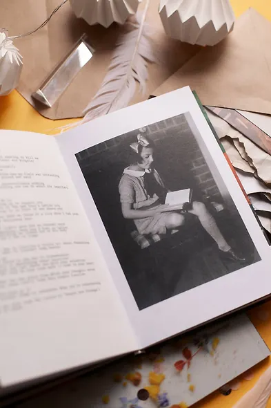 Вайолет, склонившаяся над травою - фото 10