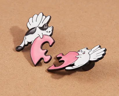 Значки парные Котики с крыльями и сердечком-пазлом (2 штуки) (металл) - фото 4