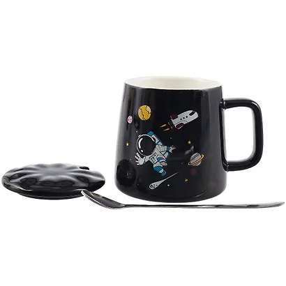 Кружка с крышкой и ложкой Космонавт и планеты (черная) (керамика) (350мл) (12-06641-A245-1) - фото 2
