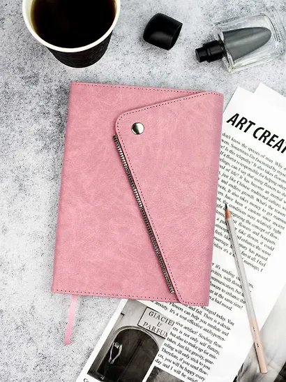 Ежедневник недат. А5 160л "Шеврет делавэ" розовый, кожзам, тв.переплет, блинтовое тиснение, декор.кнопка, декор.молния, магнит.клапан, петля для ручки, офсет, ляссе - фото 12