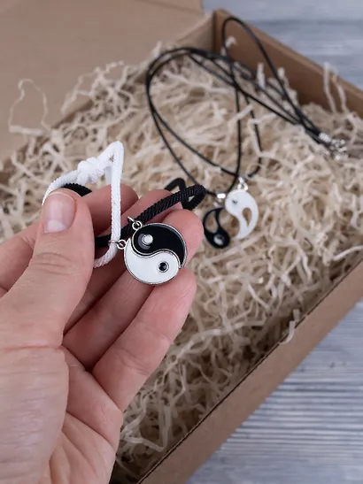 Набор парных браслетов и кулонов Инь-Янь (Набор парных браслетов с подвеской Инь-ян+Набор парных кулонов Инь-ян) (текстиль, металл) - фото 8