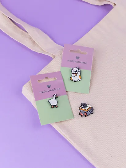 Набор металлических значков (3шт.) (Значок Голубь с хлебом Значок Гусь Значок Котик Манэки-нэко) (металл) - фото 5