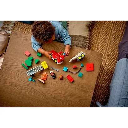 10473 Конструктор LEGO Duplo Пожарная машина со шлангом и пожарным, 28 деталей, возраст 2+ - фото 9