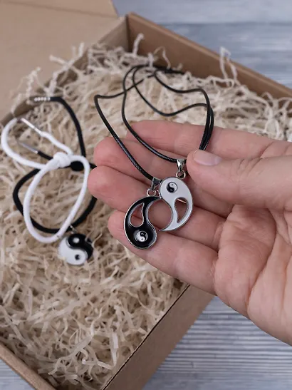 Набор парных браслетов и кулонов Инь-Янь (Набор парных браслетов с подвеской Инь-ян+Набор парных кулонов Инь-ян) (текстиль, металл) - фото 4