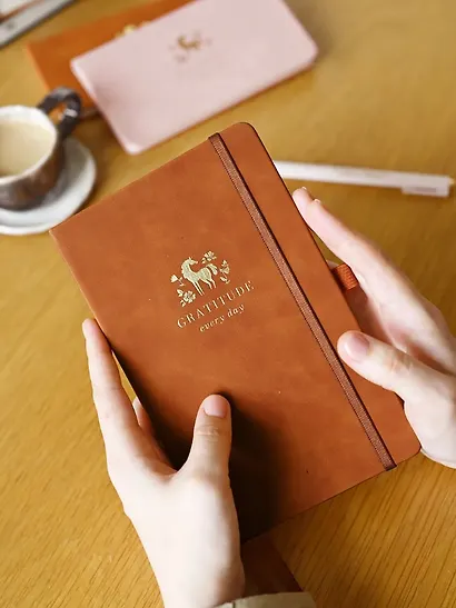 Еженедельник дат. 2026г. А5 64л 130x205 мм "Grace" светло-коричневый, иск.кожа, тв.переплет, тисн.фольгой, резинка, скругл.углы - фото 5