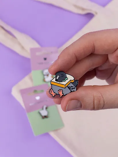 Набор металлических значков (3шт.) (Значок Голубь с хлебом Значок Гусь Значок Котик Манэки-нэко) (металл) - фото 4