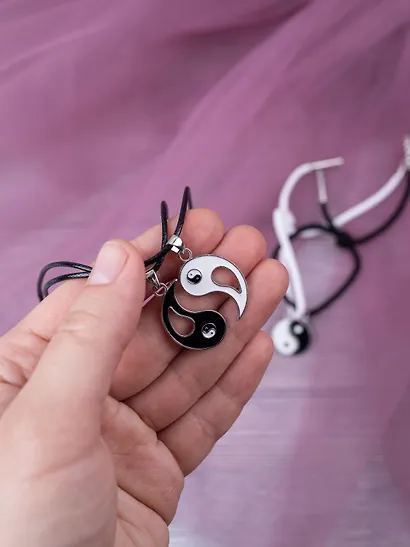 Набор парных браслетов и кулонов Инь-Янь (Набор парных браслетов с подвеской Инь-ян+Набор парных кулонов Инь-ян) (текстиль, металл) - фото 7