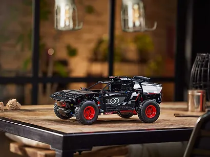 LEGO Technic: Автомобиль внедорожник Audi RS Q e-tron, 914 деталей (42160) - фото 3