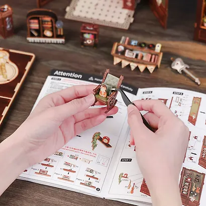 SD04 Конструктор интерьерный – сборный домик CuteBee - Музыкальный и книжный магазин "Воспоминания", 136 деталей (материалы: дерево, картон, пластик, металл), со световыми эффектами (подсветка интерьера), с питанием от 2хААА батареек (не включены), серия - фото 5