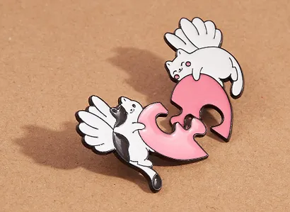 Значки парные Котики с крыльями и сердечком-пазлом (2 штуки) (металл) - фото 3