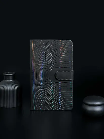 Ежедневник недат. А6+ 120л 110x190 "Тиволи" черный, кожзам, тв.переплет, тисн.фольгой, магнит.клапан, офсет, загругл.углы, справ.мат-лшы, ляссе, инд.уп - фото 13