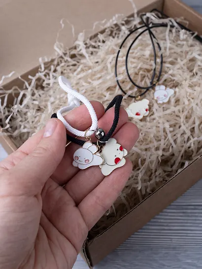 Набор парных браслетов и кулонов Kawaii (Набор парных браслетов с подвеской Kawaii Мишка и Кролик+Набор парных кулонов Kawaii Мишка и Кролик) (текстиль, металл) - фото 8
