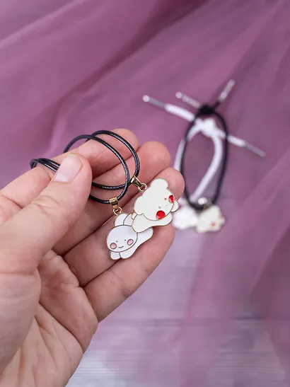 Набор парных браслетов и кулонов Kawaii (Набор парных браслетов с подвеской Kawaii Мишка и Кролик+Набор парных кулонов Kawaii Мишка и Кролик) (текстиль, металл) - фото 5