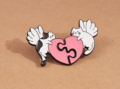 Значки парные Котики с крыльями и сердечком-пазлом (2 штуки) (металл) - фото 2