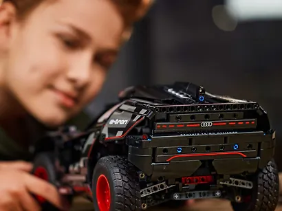 LEGO Technic: Автомобиль внедорожник Audi RS Q e-tron, 914 деталей (42160) - фото 12