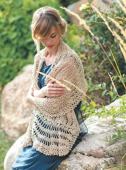 Классические шали: Крючок: 20 элегантных моделей с ажурами, филе, зигзагами, ракушками и попкорнами - фото 6