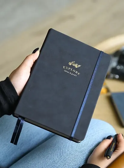Ежедневник датированный 2026г. А5 176л "Explore" синий, иск.кожа, тв.переплет, обл.поролон, прострочка, тонир.блок, тисн.фольгой, карман, резинка, скругл.углы, 2 ляссе - фото 6