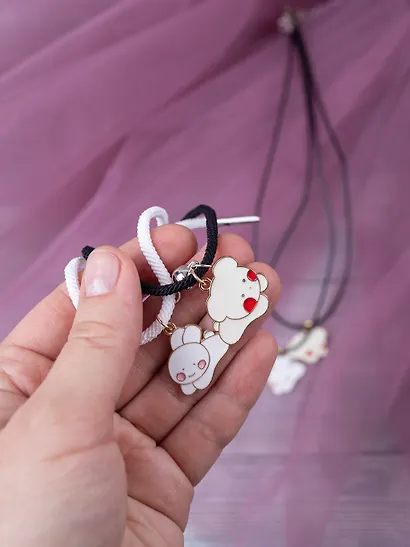 Набор парных браслетов и кулонов Kawaii (Набор парных браслетов с подвеской Kawaii Мишка и Кролик+Набор парных кулонов Kawaii Мишка и Кролик) (текстиль, металл) - фото 4