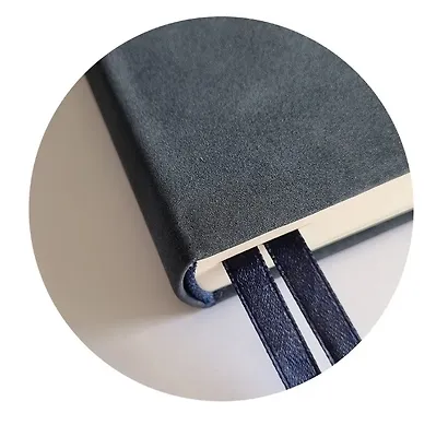 Ежедневник датированный 2026г. А5 176л "Explore" синий, иск.кожа, тв.переплет, обл.поролон, прострочка, тонир.блок, тисн.фольгой, карман, резинка, скругл.углы, 2 ляссе - фото 4