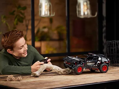 LEGO Technic: Автомобиль внедорожник Audi RS Q e-tron, 914 деталей (42160) - фото 11