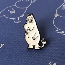 Купить Значок эмалированный Муми-тролли. Фрекен Снорк с цветком — Фото №1