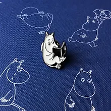 Купить Сувенир, Значок эмалированный Муми-тролли.Муми-тролль с книгой 5*8*1см — Фото №1