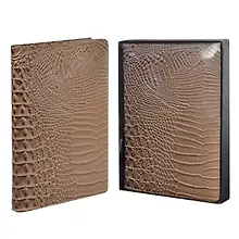 Купить Ежедневник недат. А5+ 192л 175x245 "Аллигатор" светло-коричневый, иск.кожа, тв.переплёт, поролон, офсет, ляссе, мет.уголки, подар.карт.коробка с ПВХ-крышкой — Фото №1