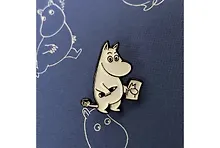 Купить Значок эмалированный Муми-тролли. Муми-тролль рисует — Фото №1