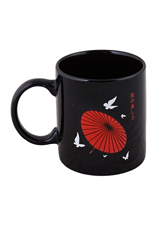Кружка Аниме Японский зонтик и бабочки (черная) (керамика, деколь) (330мл) (коробка)