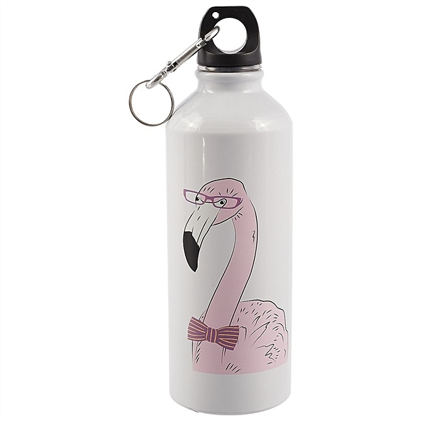 Розовый фламинго в воде среди пластиковых бутылок и мусора