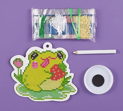 Алмазная фигурка с магнитом и ленточкой "Лягушка с клубникой" - фото 2