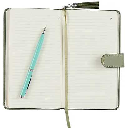 Ежедневник недат. А6+ 120л 110*190 "Бакстер" оливковый, кожзам, тв. переплет, магнит.клапан, кисточка, тонир.блок, ляссе - фото 3