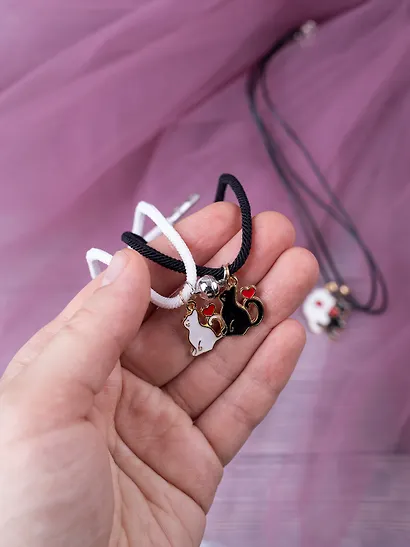 Набор парных браслетов и кулонов Котики (Набор парных браслетов с подвеской Котики+Набор парных кулонов Котики с сердечком) (текстиль, металл) - фото 5