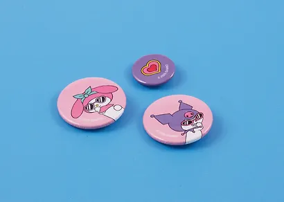 Набор значков Sanrio Мордашки в очках (металл) (1 штука 25 мм, 2 штуки 38 мм) - фото 3