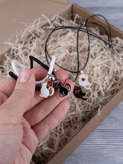 Набор парных браслетов и кулонов Котики (Набор парных браслетов с подвеской Котики+Набор парных кулонов Котики с сердечком) (текстиль, металл) - фото 7