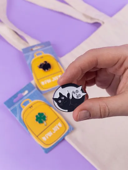 Набор металлических значков (3шт.) (Pin Joy Котик с хвостиком Значок Pin Joy Коты Инь-Ян Значок Pin Joy Клевер) (металл) - фото 9