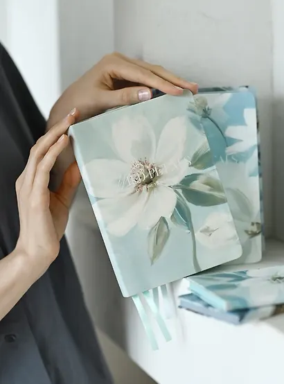 Ежедневник дат. 2026г. А5 176л 140x200 мм "Petals. Цветок" иск.кожа, интегр.переплет, тонир.блок, карман, шелкография, цвет.обрез, 2 ляссе, скругл.углы - фото 11