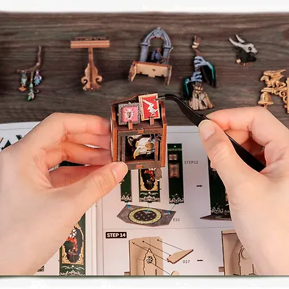 CWGA202 Конструктор интерьерный  – сборный домик CuteBee - Тёмный Гербарий, 98 деталей (материалы: дерево, картон, пластик, металл), со световыми эффектами (подсветка интерьера), с питанием от 2хААА батареек (не включены), серия DIY, возраст 14+ - фото 9