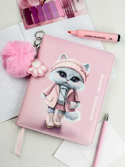 Дневник шк. "Кошечка в пальто" кожзам, тв.переплёт, поролон, полноцв.печать, одно ляссе, загругл.углы, брелок, универс.шпаргалка - фото 2