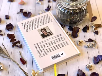 Три женщины в городском пейзаже - фото 14