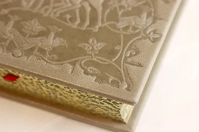 Рюриковичи Собиратели Земли Русской. Коллекционное издание на бумаге премиум-класса с приклейными иллюстрациями в переплете ручной работы с тремя видами тиснения и украшенным обрезом - фото 7