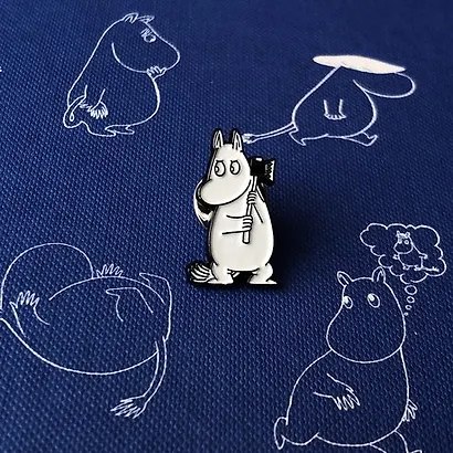 Сувенир, Значок эмалированный Муми-тролли.Муми-тролль с топором 5*8*1см - фото 1