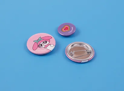 Набор значков Sanrio Мордашки в очках (металл) (1 штука 25 мм, 2 штуки 38 мм) - фото 4