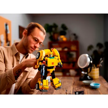10338 Конструктор LEGO Icons Трансформеры: Робот Бамблби, 950 деталей, возраст 18+ - фото 11