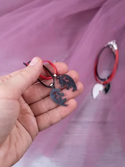 Набор парных браслетов и кулонов Половинки сердца (Набор парных браслетов с подвеской Половинки сердца+Набор парных кулонов Половинки сердца) (текстиль, металл) - фото 5